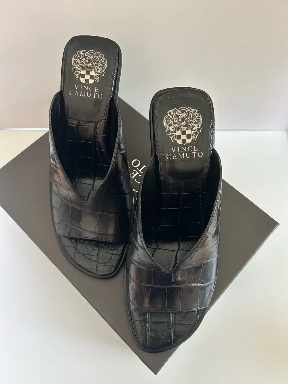 Vince Camuto Mershid Black Glazed Crocodile Pattern Sandals Size 8 EUC